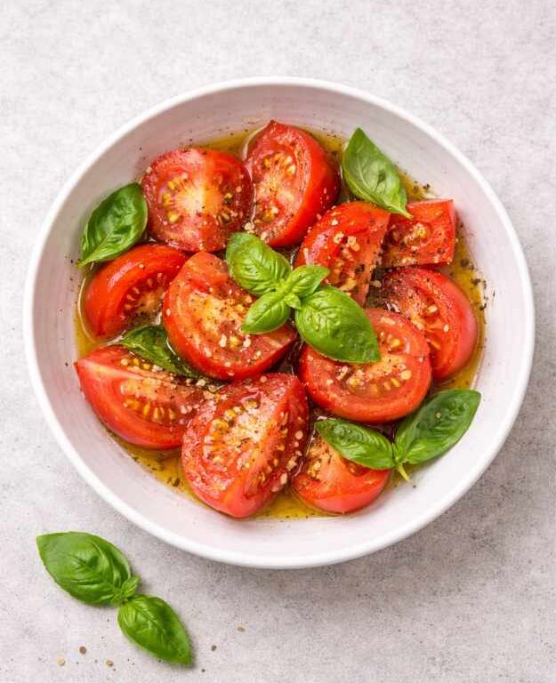 Italienischer Tomatensalat mit Basilikum – einfach, frisch & schnell