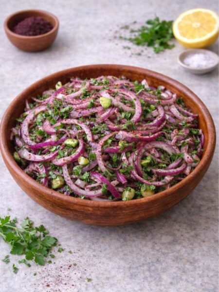 Rote Zwiebel-Salat mit Sumach – Frisch, würzig & orientalisch