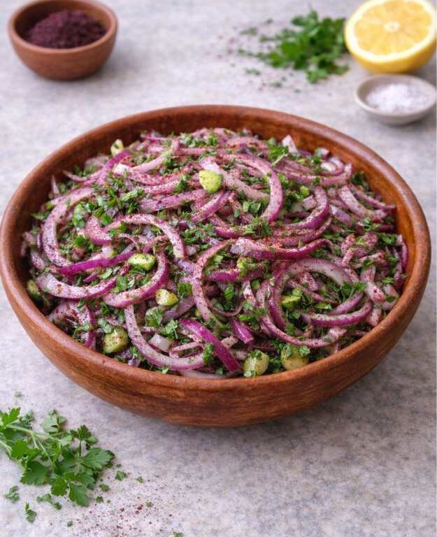 Rote Zwiebel-Salat mit Sumach – Frisch, würzig & orientalisch