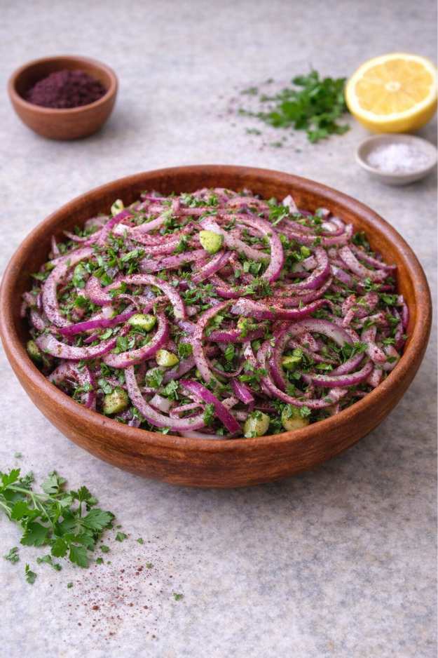 Rote Zwiebel-Salat mit Sumach – Frisch, würzig & orientalisch