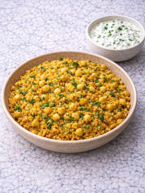 Bulgur mit Kichererbsen und Joghurt-Gurken-Dip