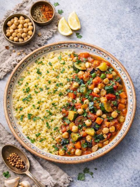 Couscous mit Gemüse und Tomaten-Kräutersauce