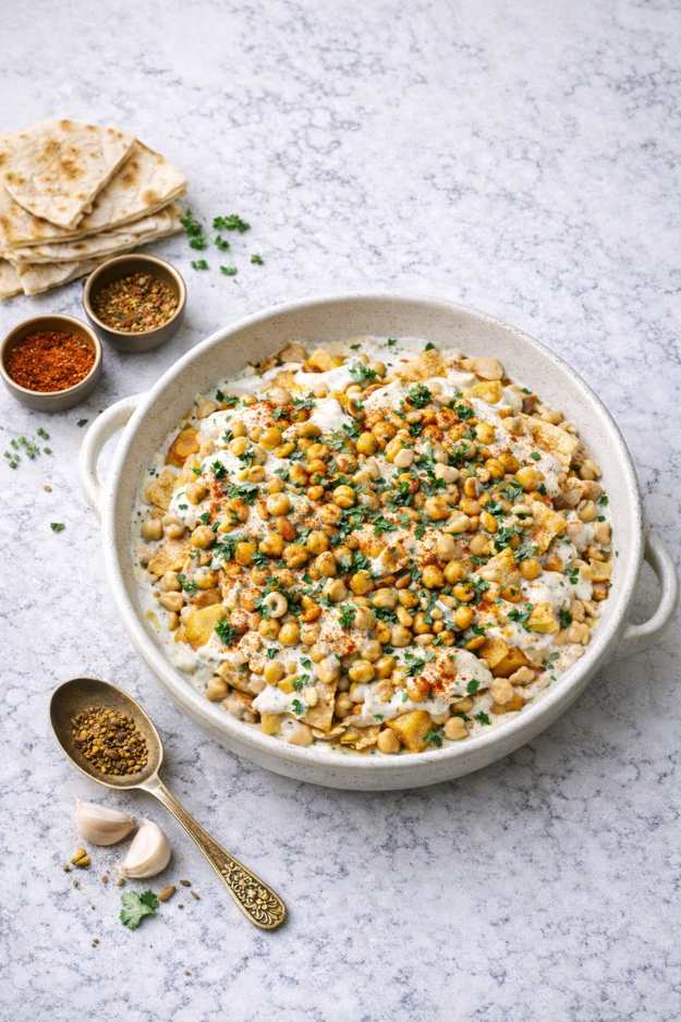 Kichererbsen-Fatteh mit knusprigem Brot und Tahini-Sauce