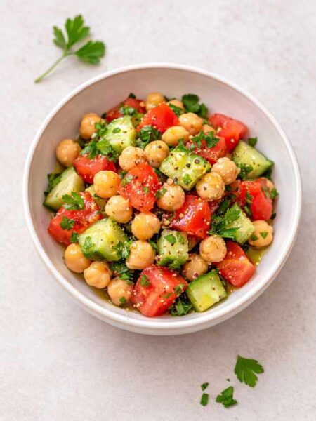 Mediterraner Kichererbsensalat – gesund, schnell & sättigend