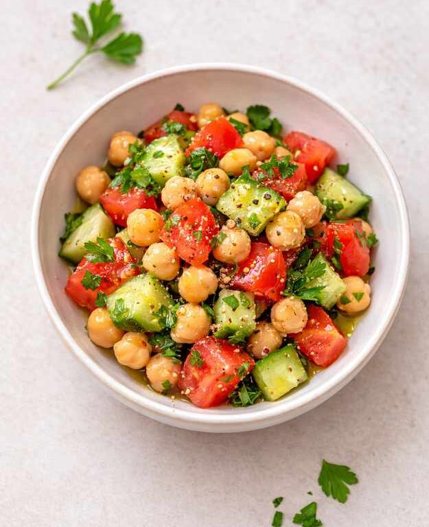 Mediterraner Kichererbsensalat – gesund, schnell & sättigend