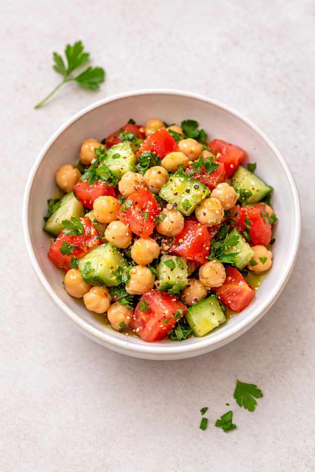 Mediterraner Kichererbsensalat – gesund, schnell & sättigend