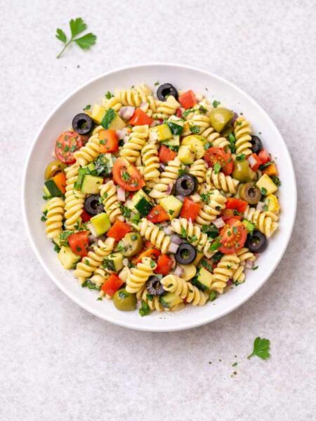 Pasta-Salat mit Gemüse und Oliven – einfach & sättigend