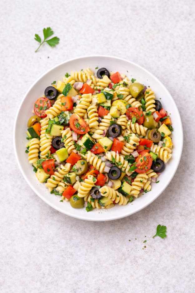 Pasta-Salat mit Gemüse und Oliven – einfach & sättigend