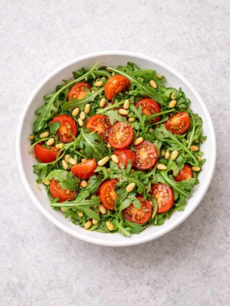 Rucola-Salat mit Kirschtomaten und Pinienkernen – Rezept