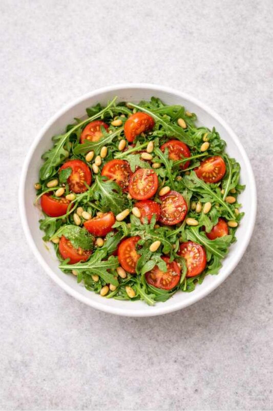 Rucola-Salat mit Kirschtomaten und Pinienkernen – Rezept