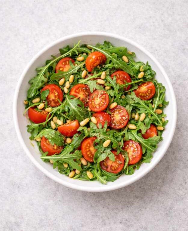 Rucola-Salat mit Kirschtomaten und Pinienkernen – Rezept