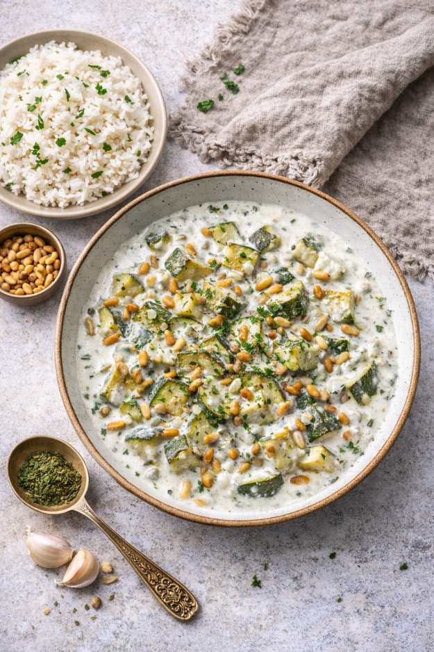 Zucchini-Eitopf mit Joghurt-Minz-Sauce
