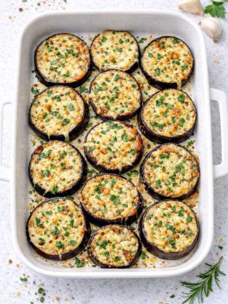 Ofen-Auberginen mit veganem Käse – einfach, mediterran & herzhaft