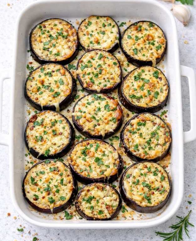 Ofen-Auberginen mit veganem Käse – einfach, mediterran & herzhaft