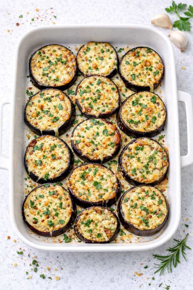 Ofen-Auberginen mit veganem Käse – einfach, mediterran & herzhaft