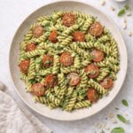 Pasta mit Pesto und Kirschtomaten – schnell & aromatisch