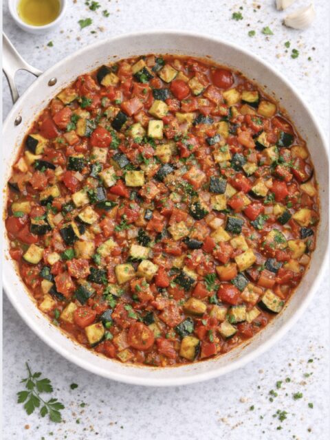 Italienische Gemüsepfanne in Tomatensauce – einfach & gesund