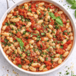 Tomaten-Bohnen-Pfanne – einfach, gesund & mediterran