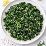 Spinat-Pfanne mit Knoblauch – schnell, gesund & mediterran