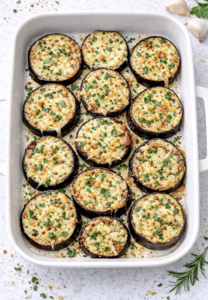 Ofen-Auberginen mit veganem Käse – einfach, mediterran & herzhaft
