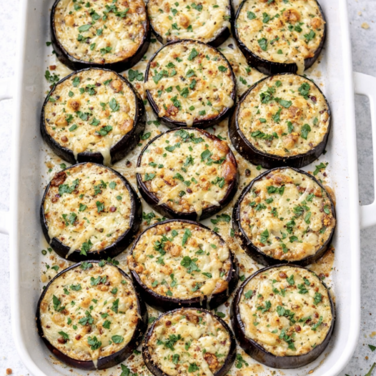 Ofen-Auberginen mit veganem Käse – einfach, mediterran & herzhaft