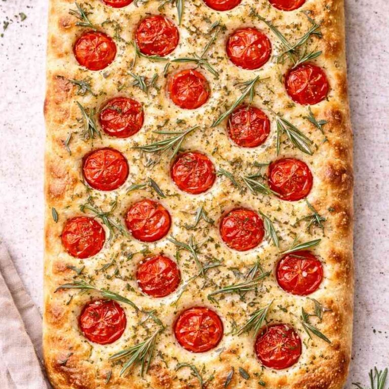 Focaccia mit Tomaten und Rosmarin – einfach, saftig & mediterran