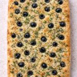 Focaccia mit Oliven und Kräutern – mediterran, aromatisch & einfach