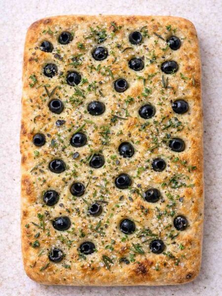 Focaccia mit Oliven und Kräutern – mediterran, aromatisch & einfach