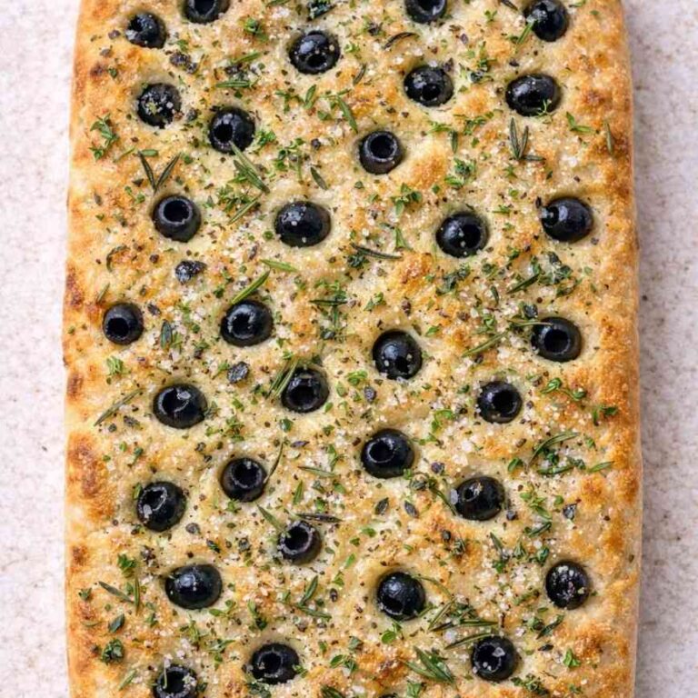 Focaccia mit Oliven und Kräutern – mediterran, aromatisch & einfach