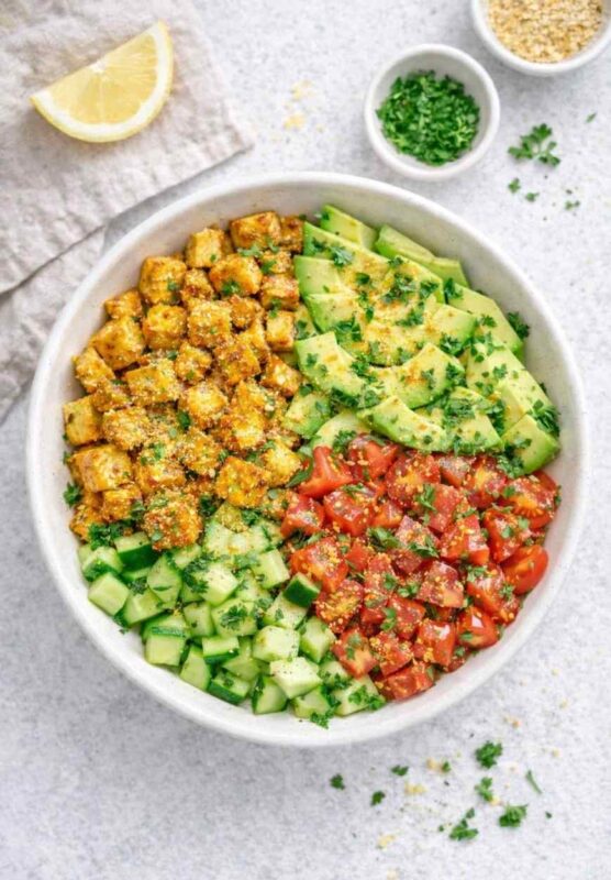 Frühstücksbowl mit Tofu und Avocado – gesund, proteinreich & einfach