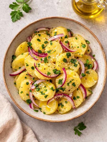 Mediterraner Kartoffelsalat mit Olivenöl – leicht & gesund