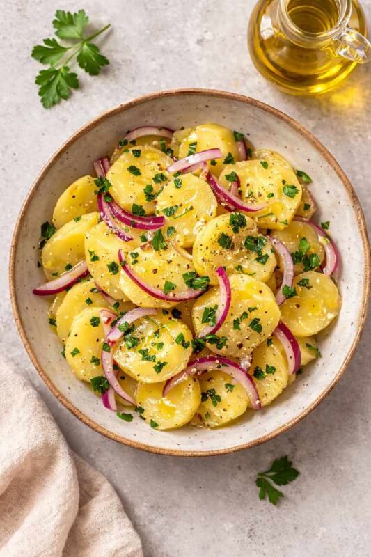 Mediterraner Kartoffelsalat mit Olivenöl – leicht & gesund