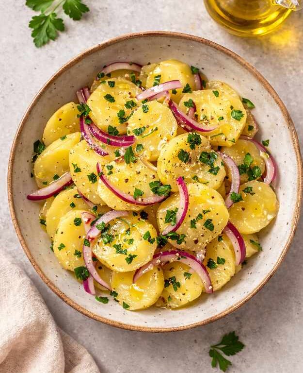 Mediterraner Kartoffelsalat mit Olivenöl – leicht & gesund