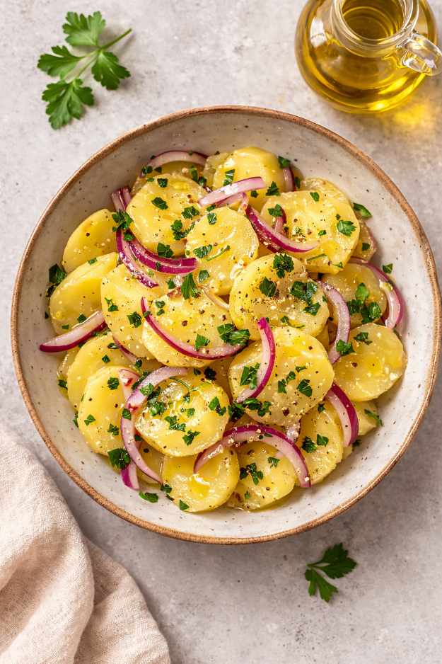 Mediterraner Kartoffelsalat mit Olivenöl – leicht & gesund