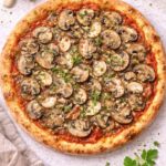 Pizza mit Pilzen und Knoblauch – aromatisch, knusprig & einfach