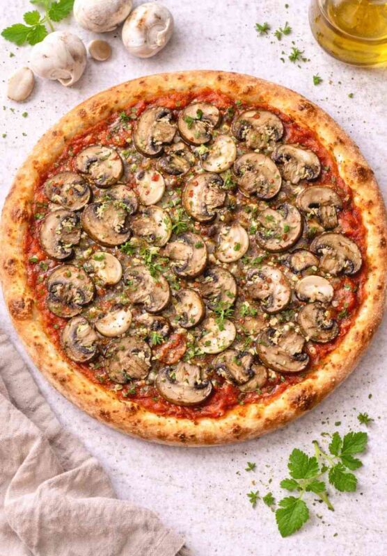 Pizza mit Pilzen und Knoblauch – aromatisch, knusprig & einfach