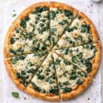 Vegane Spinat-Pizza mit veganem Käse – cremig, einfach & sättigend