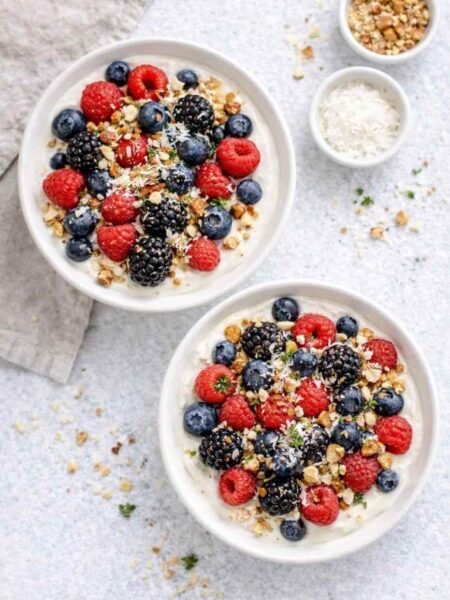Süßes Tofu-Frühstück mit Beeren – cremig, gesund & proteinreich