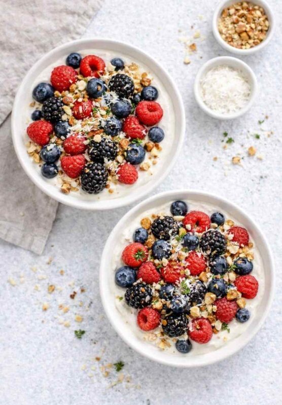 Süßes Tofu-Frühstück mit Beeren – cremig, gesund & proteinreich