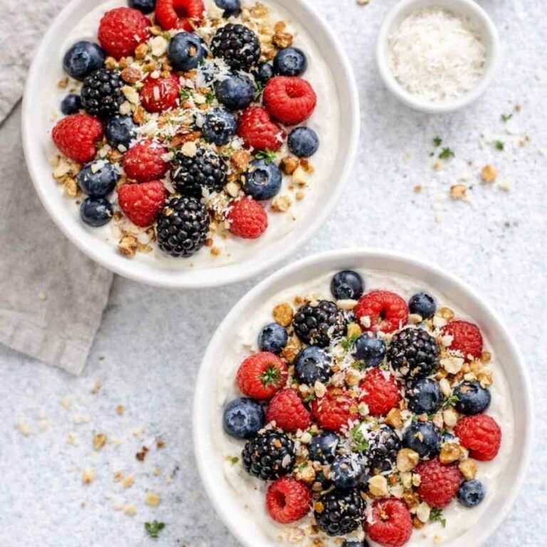 Süßes Tofu-Frühstück mit Beeren – cremig, gesund & proteinreich