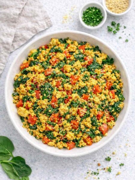 Tofu-Scramble mit Spinat und Tomaten – veganes Rührei Rezept