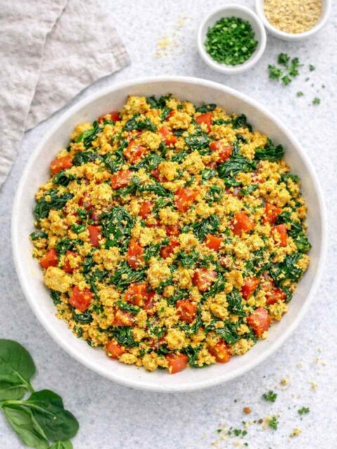 Tofu-Scramble mit Spinat und Tomaten – veganes Rührei Rezept
