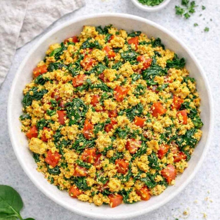 Tofu-Scramble mit Spinat und Tomaten – veganes Rührei Rezept