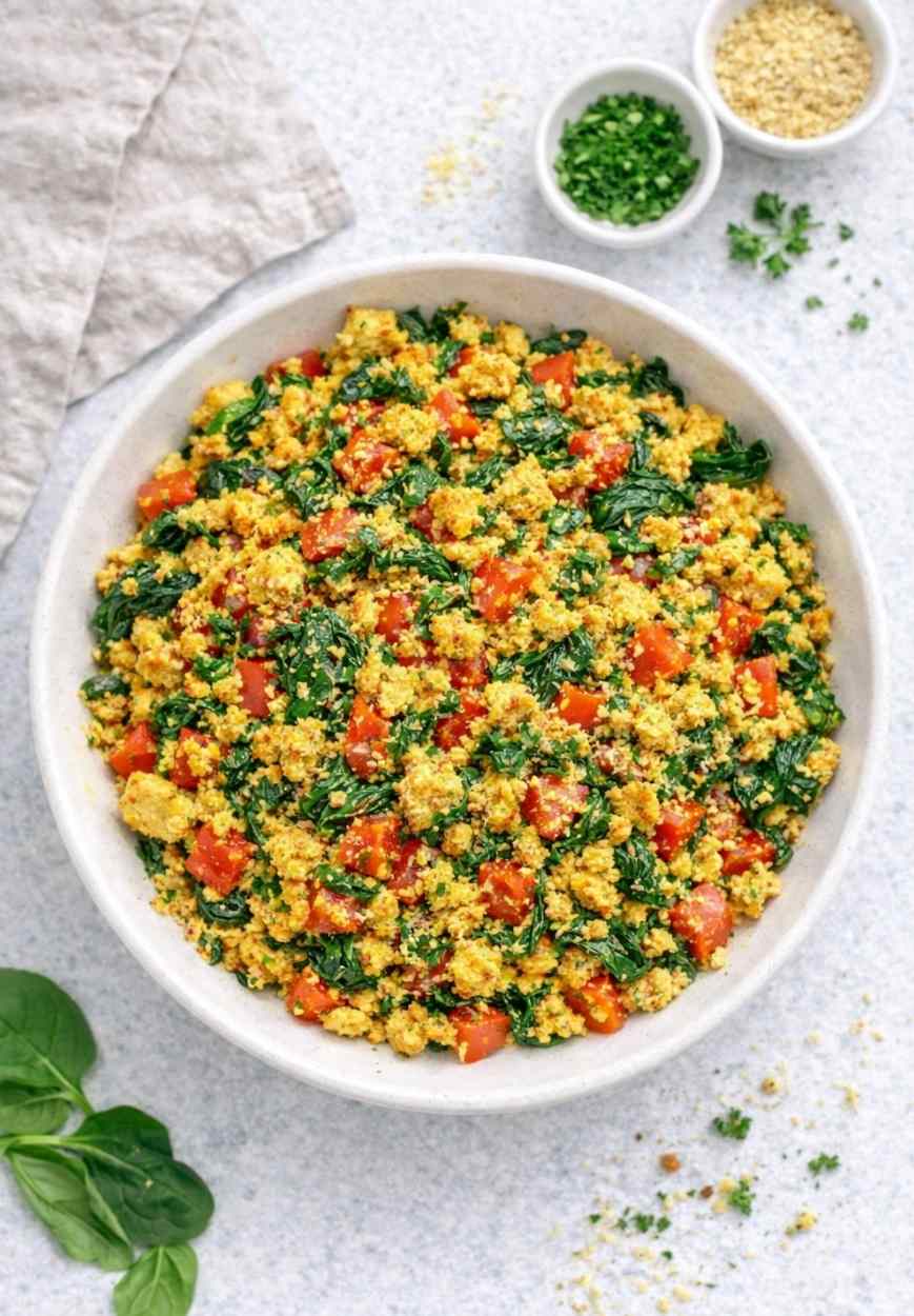 Tofu-Scramble mit Spinat und Tomaten – veganes Rührei Rezept