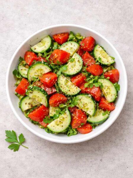 Gurken-Tomatensalat mit Oregano – frisch, einfach & mediterran