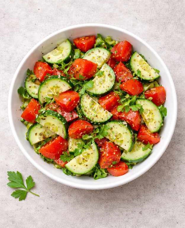 Gurken-Tomatensalat mit Oregano – frisch, einfach & mediterran