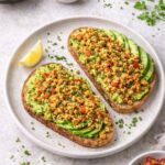 Avocado-Tofu-Toast – gesundes Frühstück, vegan & proteinreich