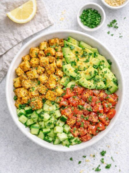 Frühstücksbowl mit Tofu und Avocado
