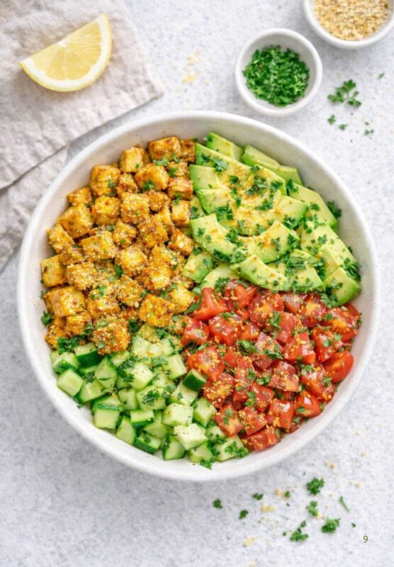 Frühstücksbowl mit Tofu und Avocado