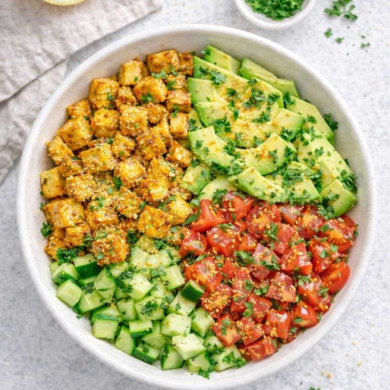 Frühstücksbowl mit Tofu und Avocado